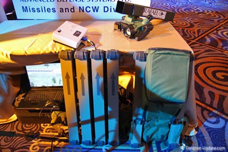 Hệ thống tên lửa chống tăng Mini Spike gồm thiết bị ngắm (trên bàn), bệ phóng và 2 tên lửa (túi bên phải) và 4 tên lửa (túi trái) cho khẩu đội 2 người.