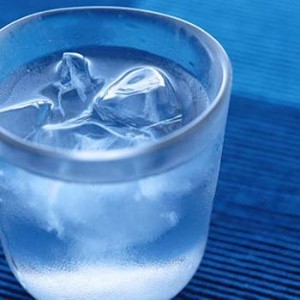 “Làm ngơ” với những cốc nước quá lạnh: Nước lạnh đúng là có thể đem lại cảm giác mát mẻ tức thì cho cơ thể nhưng thực tế, theo nghiên cứu của các nhà khoa học tại Đại học Y khoa Berlin thì cơ thể chúng ta hấp thụ nước ở nhiệt độ tương đương với nhiệt độ cơ thể tốt và nhanh nhất. Xem thêm:Bí quyết "nhỏ", giữ sức khỏe "lớn" trong mùa nắng nóng