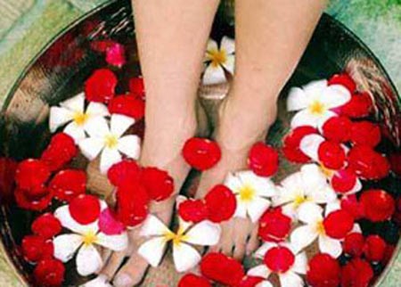 Bàn chân và các ngón chân của con người được cấu tạo với những mạch máu rất đặc biệt khiến cho bàn chân lúc nào cũng có màu hồng. Với nhiều mạch máu như vậy, chân cũng có nhiệt độ nóng hơn so với thân nhiệt chung. Xem thêm:Bí quyết "nhỏ", giữ sức khỏe "lớn" trong mùa nắng nóng