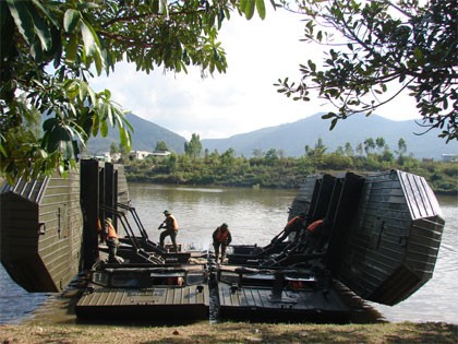 Cán bộ, chiến sĩ Trung đoàn Công binh 7 huấn luyện nội dung vượt sông tự hành, bằng phương tiện phà tự hành GSP.