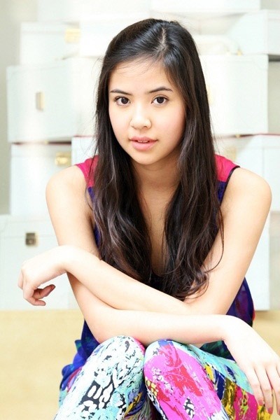 Á hậu 1 Hoa hậu thế giới người Việt năm 2010 Kiều Khanh không chỉ sở hữu chiếc má lúm duyên dáng mà còn gây ấn tượng bởi đôi mắt xoe tròn.