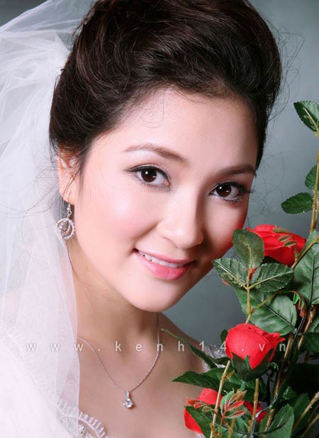 Hoa hậu Nguyễn Thị Huyền thu hút với ánh mắt trong trẻo