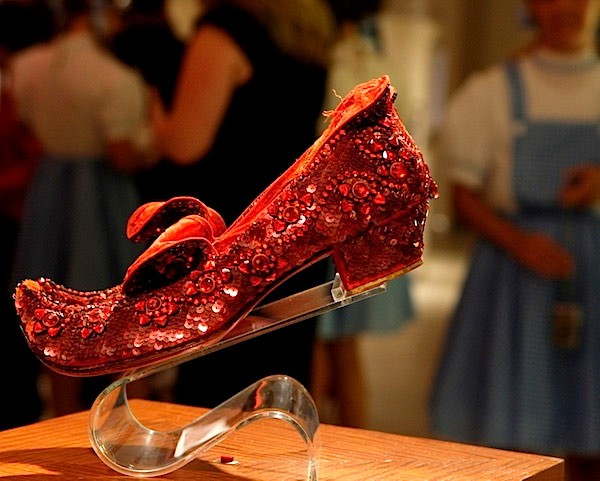 Đôi hài của nhà thiết kế Ronald Winston đính 4.600 viên hồng ngọc nặng 1.350 carat cùng 50 carat kim cương có giá 3.000.000 USD. Xem thêm:Soi giày "tên Tây họ Triệu" của Sao Việt