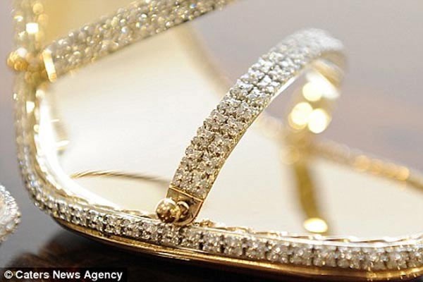 Đôi sandal Borgezie được làm bằng vàng đặc và hơn 2.000 viên kim cương, giá của đôi sandal này đã lên tới 216.000 USD. Xem thêm:Soi giày "tên Tây họ Triệu" của Sao Việt