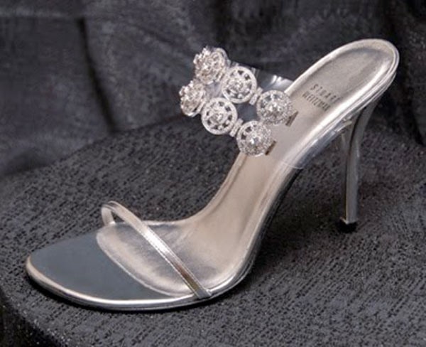 Stuart Weitzman cùng với nhà thiết kế trang sức Kwiat tạo ra đôi sandal gắn 1.420 viên kim cương có tổng trọng lượng 30 carat. Stuart gọi mẫu thiết kế trị giá 500.000 USD này là Giấc mơ kim cương. Xem thêm:Soi giày "tên Tây họ Triệu" của Sao Việt