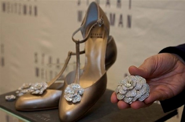 Đôi giày cao gót Retro Rose của nhà thiết giày danh tiếng Stuart Weitzman được lấy cảm hứng phong cách thời trang những năm 40. Đôi giày theo phong cách cổ điển, được kết 1.800 viên kim cương nặng 100 carat thành bông hồng đính trên giày. Nó phù hợp với mọi trang phục của phụ nữ, giá 1.000.000 USD. Xem thêm:Soi giày "tên Tây họ Triệu" của Sao Việt