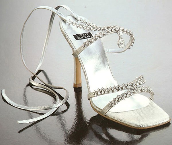 Đôi sandal Platinum Guild của Stuart Weitzman đính 464 viên ngọc trai và kim cương hình tròn giá 1.090.000 USD. Xem thêm:Soi giày "tên Tây họ Triệu" của Sao Việt