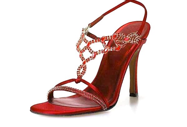 Đôi sandal đỏ do Stuart Weitzman thiết kế được gắn 642 viên hồng ngọc Burma nặng 123,33 carat có giá 1.600.000 USD. Xem thêm:Soi giày "tên Tây họ Triệu" của Sao Việt
