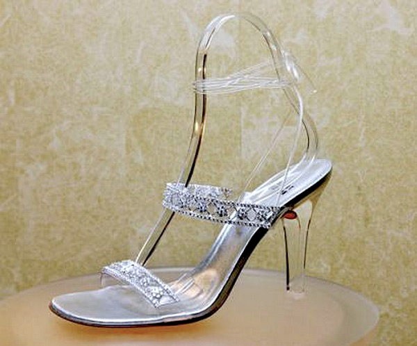 Đôi sandal kiểu nàng lọ lem của Stuart gắn 565 viên kim cương nặng 55 carat có giá 2.000.000 USD. Xem thêm:Soi giày "tên Tây họ Triệu" của Sao Việt