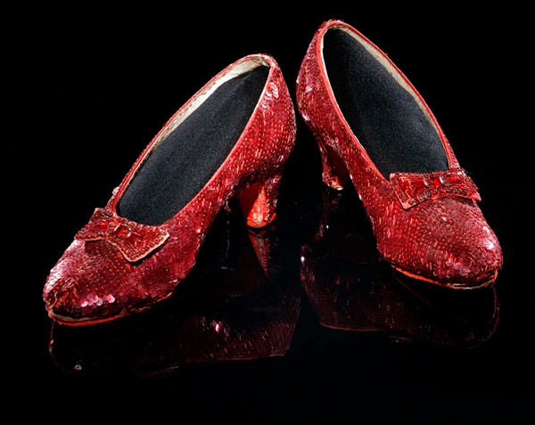 Đôi giày này lần đầu tiên xuất hiện trong bộ phim The Wizard of Oz năm 1939 đã được tìm lại trong buổi bán đấu giá Icons of Hollywood năm 2011 có giá 3.000.000 USD. Xem thêm:Soi giày "tên Tây họ Triệu" của Sao Việt