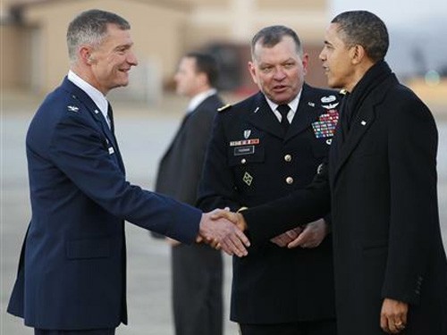 Tư lệnh USFK James Thurman (giữa) đón tiếp Tổng thống Obama trong chuyến thăm Hàn Quốc - Ảnh: Reuters