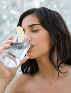 Uống nhiều nước: Đừng quên uống nước lọc, đặc biệt là trước bữa ăn. Chúng sẽ làm đầy dạ dày của bạn và mang lại cảm giác no khiến bạn không ăn quá nhiều. Xem thêm: Móng tay... nói lên bệnh tật: tim, gan, phổi
