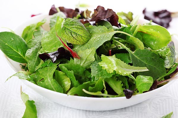 2. Salad rau trộn dầu ô liu: Rau luôn là món ăn được các bác sĩ khuyến cáo nên dùng. Món salad rau trộn với dầu ô liu giúp đẹp da, tránh lão hóa, giảm mỡ và cholesterol trong máu. Xem thêm: Đẩy lùi nguy cơ mập ú với biện pháp "kìm hãm" sự thèm ăn