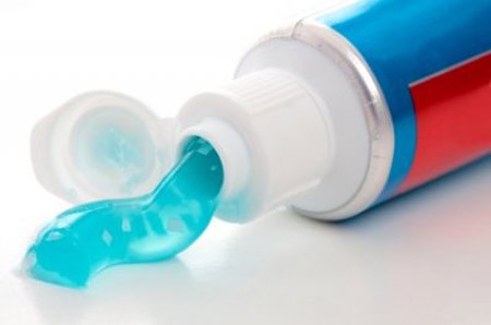 Kem đánh răng: Nhiều người khi bị bỏng bôi kem đánh răng lên vết thương. Họ quan niệm kem đánh răng sẽ làm dịu vết thương. Song, thực chất kem đánh răng có chất kiềm nhẹ, khi bôi lên vết bỏng sẽ làm tăng đau đớn. Xem thêm:26 loại thực phẩm giúp bạn ‘thanh lọc’ cơ thể