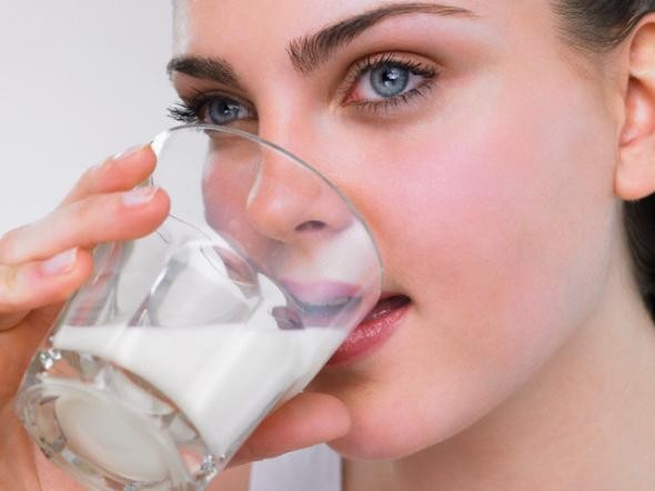 Uống ly sữa trước khi ngủ có thể ngăn ngừa chứng đau đầu vào sáng hôm sau: Chứng đau đầu vào buổi sáng thường do đêm ngủ hàm lượng đường máu thấp. Theo chuyên gia Mỹ, trước khi ngủ ít ăn các thực phẩm chứa protein có thể làm giảm chứng đau đầu vào buổi sáng. Xem thêm: 26 loại thực phẩm giúp bạn ‘thanh lọc’ cơ thể