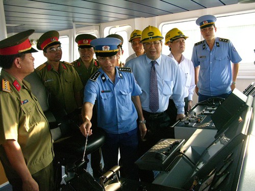 Nguyên Phó Thủ tướng Phạm Gia Khiêm trong một chuyến thăm tàu cảnh sát biển do Công ty Sông Thu đóng cho lực lượng Cảnh sát biển Việt Nam - Ảnh: HC