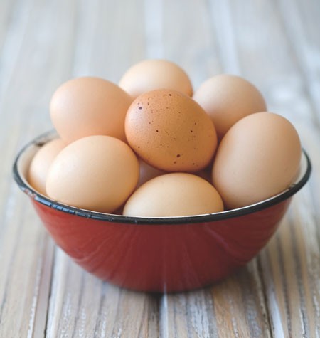 Trứng: Tương tự như cá trổng, trứng chứa nhiều axit omega-3. Tuy nhiên, không phải loại trứng nào cũng có công dụng ngang nhau. Nghiên cứu cho thấy so với gà nuôi nhốt, trứng của gà nuôi thả chứa lượng omega-3 cao gần 2 lần và có lượng vitamin E cao gấp 3 lần. Đây là loại vitamin có công dụng chống trầm cảm và bảo vệ não bộ khỏi nguy cơ mắc bệnh Alzheimer. Ngoài ra, loại trứng này rất giàu choline, hợp chất giúp tăng cường hoạt động của các chất chuyển hóa thần kinh. Xem thêm: Phóng viên, BTV và MC thường dùng thực phẩm gì để giữ giọng?