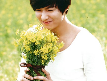 Đặc biệt hơn nữa anh là người rất yêu thiên nhiên và yêu những loài hoa màu vàng. (Ảnh: LĐ) Xem thêm:Sao Hàn bỗng dưng từ "xinh gái" thành "đẹp giai"