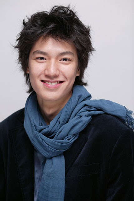 Với mái tóc rối, bộ vest đen và chiếc khăn quàng cổ, Lee Min Ho đã tạo được một phong cách rất riêng. (Ảnh: DT) Xem thêm:Sao Hàn bỗng dưng từ "xinh gái" thành "đẹp giai"