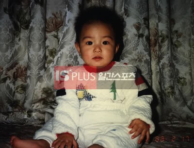 Khi mới 2 tuổi trông Lee Min Ho rất kháu khỉnh và đặc biệt là mái tóc của anh có vẻ đã có "thương hiệu" riêng ngay từ khi còn tấm bé.(Ảnh: 2sao) Xem thêm:Sao Hàn bỗng dưng từ "xinh gái" thành "đẹp giai"