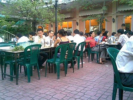 Người Việt có truyền thống tụ tập bạn bè uống rượu bia.