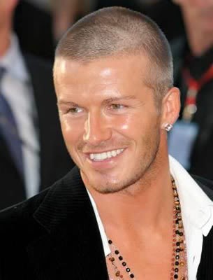 Có những khi Beckham lại chọn cho mình phong cách theo đúng nghĩa của một cầu thủ: "trọc đầu".(Ảnh:BĐ) Xem thêm:Khám phá 10 quy tắc vàng trong làm đẹp của Victoria Beckham