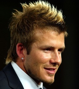 Beckham khi để kiểu tóc ... mào gà trông rất mạnh mẽ và nam tính.(Ảnh:BB) Xem thêm:Khám phá 10 quy tắc vàng trong làm đẹp của Victoria Beckham