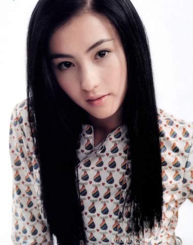 Trương Bá Chi sinh ngày 24/5/1980 tại Hồng Kông, bố là người Hán, còn mẹ là người Hán lai Anh. Cô sở hữu vẻ đẹp trong trẻo, phảng phất chút kiêu kỳ của Tây phương. Xem thêm: Đẹp ấn tượng với tóc retro cho chị em dịp hè này