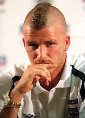 Chàng tiền vệ nổi tiếng David Beckham với kiểu tóc "chào mào". Xem thêm:David Beckham: cầu thủ sành điệu nhất ngoài sân cỏ