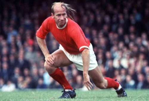 Huyền thoại của bóng đá Anh - Bobby Charlton trong những năm 1960 với mái tóc "cuốn theo chiều gió" có một không hai.(Ảnh: MU) Xem thêm:David Beckham: cầu thủ sành điệu nhất ngoài sân cỏ