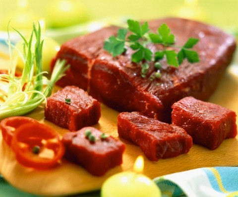 Thịt bò: Trong “Ẩm thiện chính yếu” có chỉ rõ, thịt lợn không nên kết hợp với thịt bò. Theo cách lý giải của đông y, thịt lợn tính hàn, chua; còn thịt bò tính ôn, ngọt, có tác dụng bổ tì vị, ích khí. Vì vậy, hai thực phẩm được xem là tương khắc, nếu kết hợp trong cùng một món ăn sẽ làm giảm giá trị dinh dưỡng của thực phẩm. Xem thêm: 26 loại thực phẩm giúp bạn ‘thanh lọc’ cơ thể
