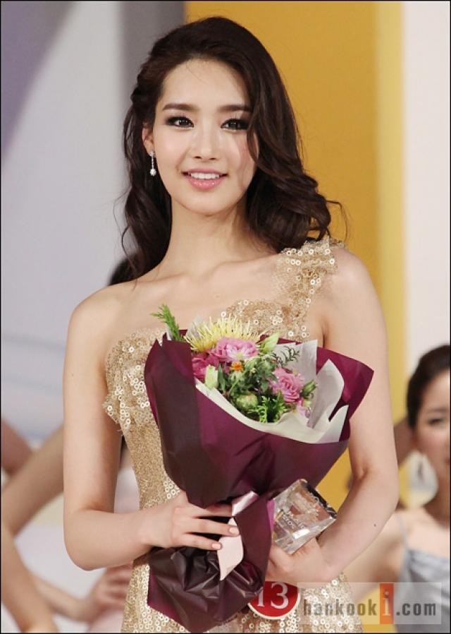 Trước khi tham dự cuộc thi này, Kim Yu Mi từng đoạt danh hiệu Hoa hậu Seoul 2012. Xem thêm:Biến hóa "đôi mắt ma lực" như Sao Hàn