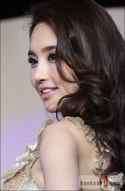 Nét đẹp của Kim Yu Mi không hề thua kém các diễn viên nổi tiếng nước này. Xem thêm:Biến hóa "đôi mắt ma lực" như Sao Hàn