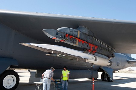 Tên lửa siêu vượt âm X-51 được phóng từ các máy bay ném bom B-52.