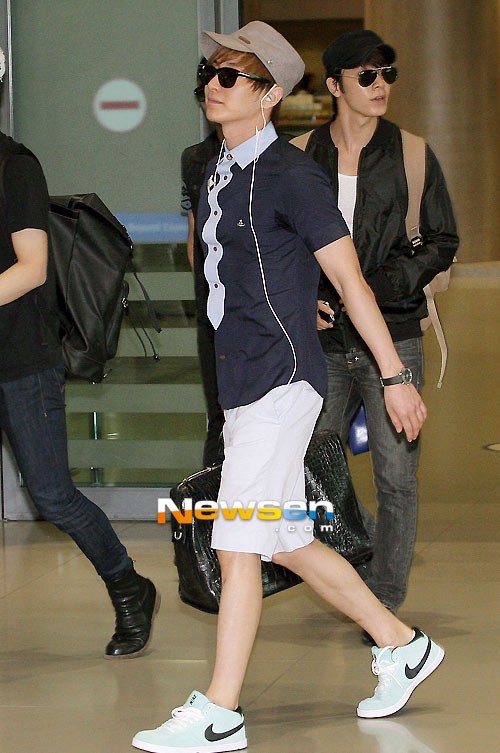 Lee Teuk năng động tại sân bay. Xem thêm: Đẹp trai và phong cách như thần tượng Hàn Quốc Jae Bum