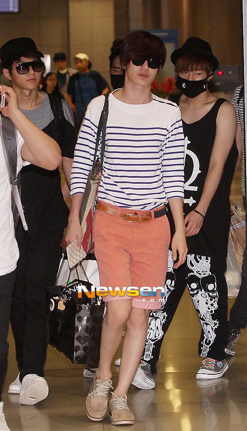Seong Jong của Infinite trẻ trung năng động bên áo thun kẻ và quần ngố cam. Xem thêm: Đẹp trai và phong cách như thần tượng Hàn Quốc Jae Bum