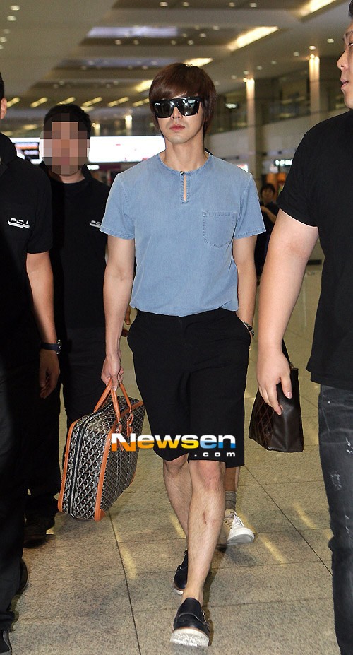 Yun Ho và Chang Min của TVXQ dạo gần đây có vẻ rất kết kiểu quần tiện dụng này mỗi khi ra sân bay. Xem thêm: Đẹp trai và phong cách như thần tượng Hàn Quốc Jae Bum