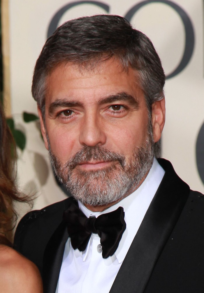 Khi để râu khuôn mặt của George Clooney toát lên vẻ nam tính và phong trần. Xem thêm:Vẻ lãng tử dễ "hạ gục" phái đẹp của mỹ nam Hàn