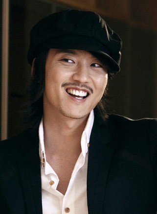 Kim Nam Gil với bộ ria mép quến rũ. Xem thêm:Vẻ lãng tử dễ "hạ gục" phái đẹp của mỹ nam Hàn