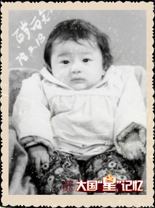 Nhìn Huỳnh Hiểu Minh "xinh" như con gái khi anh vừa tròn 100 ngày tuổi. Xem thêm: Tạo hình “khó hiểu” sao Hoa ngữ trong phim cổ trang