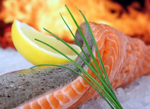 Cá hồi và cá béo: Cá hồi với lượng omega-3 dồi dào là nguồn thực phẩm thiên nhiên giúp duy trì sức khỏe tim mạch như ngăn ngừa nhồi máu cơ tim, đột quỵ và bổ sung lượng cholesterol tốt. Cá hồi, cá trích và cá mòi giúp tăng lượng cholesterol tốt đến 4%. Xem thêm: Giải nhanh cơn khát, mát bổ ngày hè với nước dừa