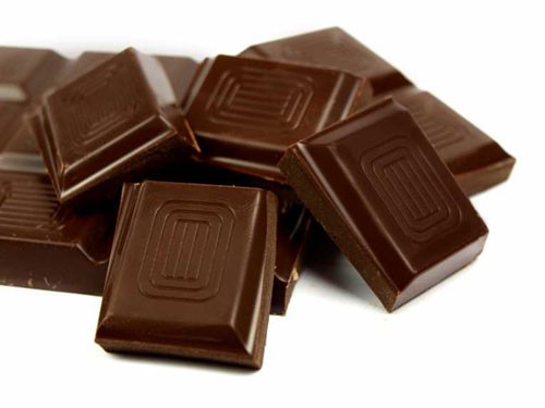 Chocolate: Chocolate, đặc biệt là chocolate đen, được chứng minh có đặc tính giảm cholesterol xấu và chứa nhiều chất chống oxy hóa. Chocolate làm tinh thần thêm phấn chấn - Nguồn: Shutterstock. Xem thêm: Giải nhanh cơn khát, mát bổ ngày hè với nước dừa