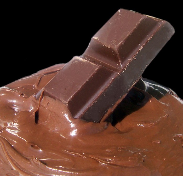 Theo một nghiên cứu tại Tây Ban Nha xuất bản năm 2010 trên tạp chí Hepatology, chất chống oxy hóa trong chocolate đen giảm hư hại các mạch máu do bệnh xơ gan gây ra. Chocolate đen có thể giúp ngăn các mạch máu trong gan bị gián đoạn. Các chuyên gia sức khỏe cho rằng ăn 100g chocolate mỗi ngày giúp giảm rủi ro bệnh tim mạch đến 21%. Xem thêm: Giải nhanh cơn khát, mát bổ ngày hè với nước dừa