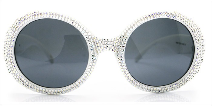 Chiếc kính tên gọi Bleach có giá 250 USD. Xem thêm: Đeo kính mắt sành điệu như Tăng Thanh Hà