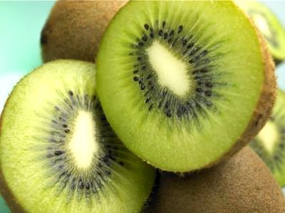 6. Quả kiwi: Kiwi là loại quả rất giàu vitamin C, kích thích sản xuất collagen giữ cho da bạn thật mềm dẻo và khả năng đàn hồi cao. Xem thêm: 10 thực phẩm cực tốt cho tim mạch của bạn