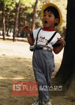 Kim Hyun Joong khi còn nhỏ rất nhí nhảnh và dễ thương. Xem thêm:Đẹp long lanh như Sao Hàn: Không khó