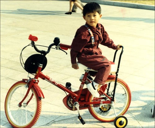 Kim Hyun Joong tạo dáng bên chiếc xe đạp với bộ trang phục đồng màu. Xem thêm:Đẹp long lanh như Sao Hàn: Không khó