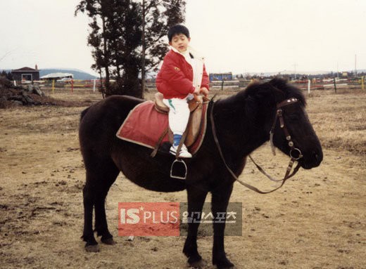Sở thích từ khi còn nhỏ của Kim Hyun Joong là cưỡi ngựa và bây giờ vẫn vậy. Xem thêm:Đẹp long lanh như Sao Hàn: Không khó