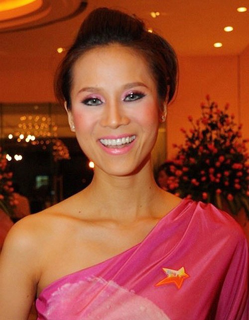 Người mẫu Thái Hà là một trong những người đẹp hay mắc lỗi với kính giãn tròng nhất. Xem thêm:Thiên sứ 9X: Ánh mắt đẹp tựa Phương Tư Doanh trong "Xóm vắng"