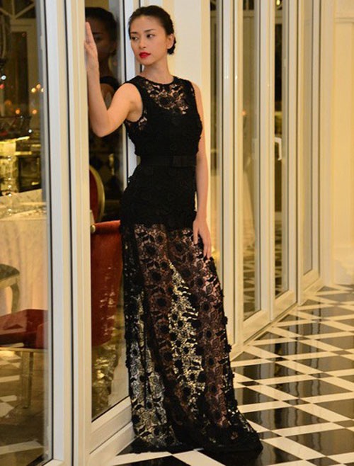 Hẳn tất thảy đều yêu thích sự sexy đầy sang trọng và kiêu hãnh của Ngô Thanh Vân trong bộ váy ren đen này!.